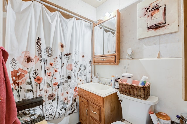 bathroom featuring a shower with shower curtain, vanity, and toilet