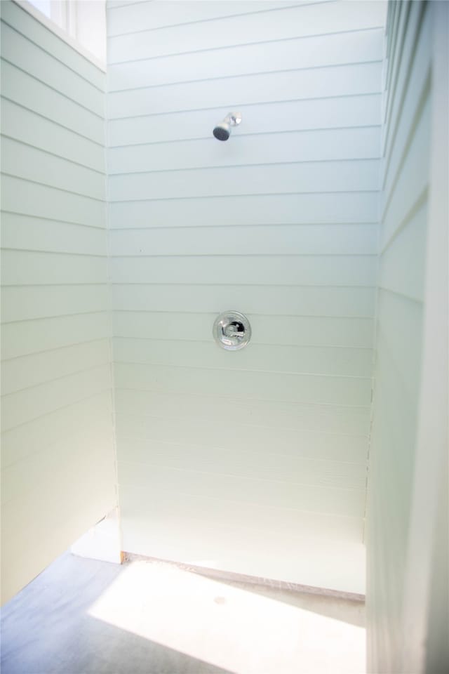 bathroom featuring a tile shower