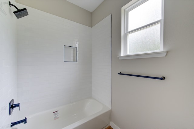 bathroom featuring tiled shower / bath