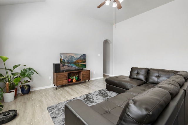 living room with vaulted ceiling, light wood-type flooring, and ceiling fan