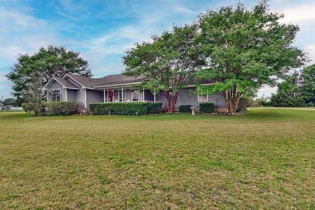 view of front of property featuring a front lawn