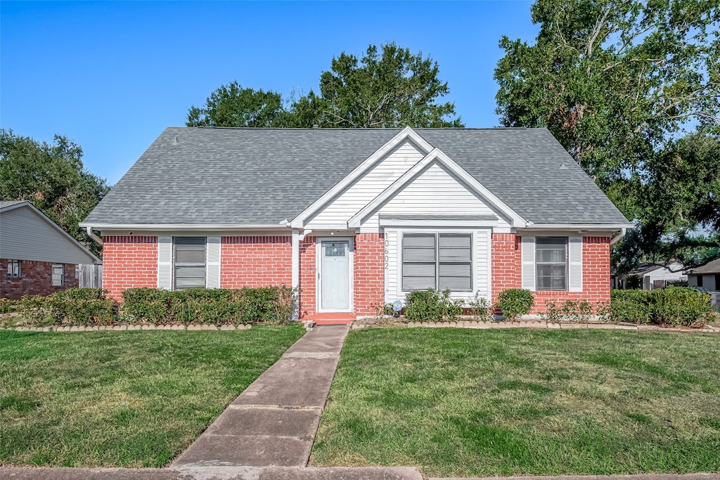 view of front of property featuring a front yard