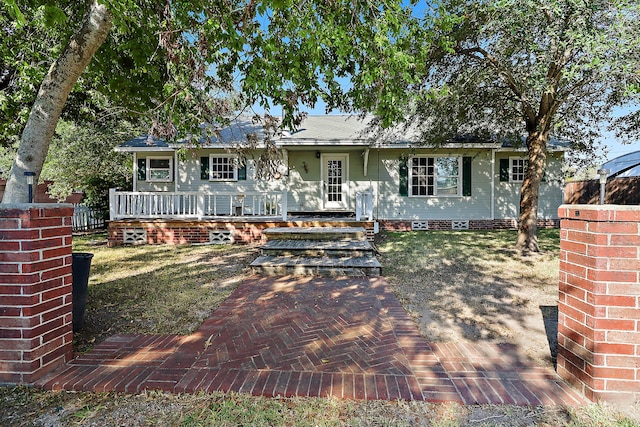 ranch-style home with a front lawn