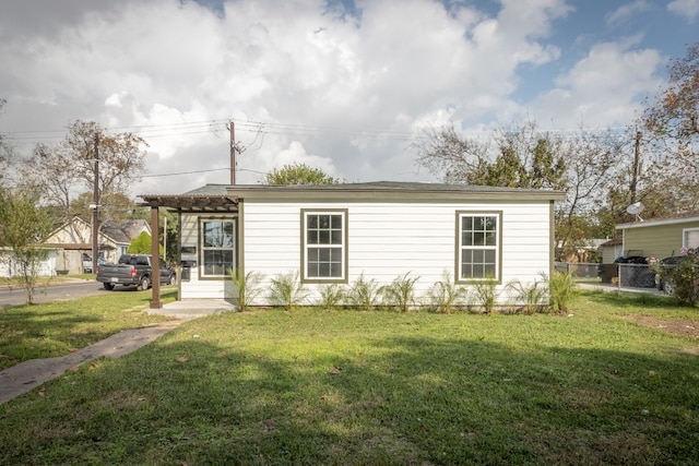 manufactured / mobile home featuring a front yard