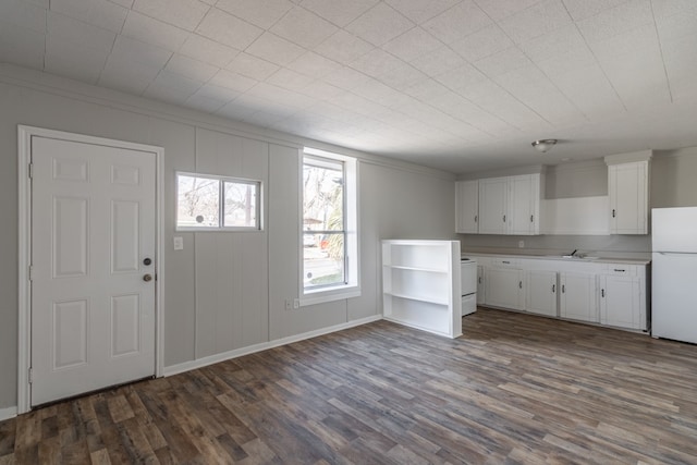 entrance foyer with ornamental molding, sink, and dark wood-type flooring