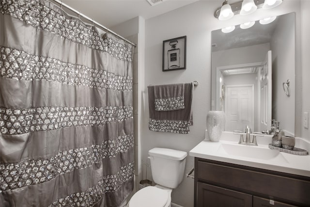 bathroom with a shower with shower curtain, vanity, and toilet