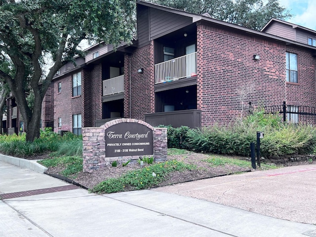 view of community / neighborhood sign