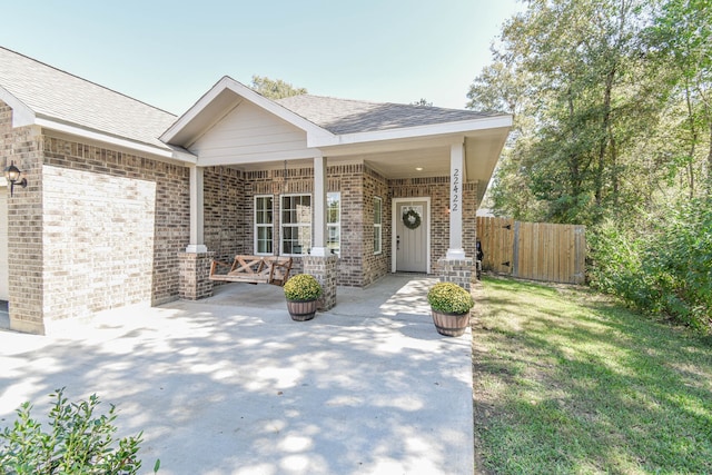 view of front facade featuring a porch and a front yard