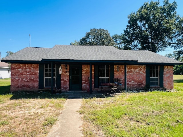 ranch-style home featuring a front lawn