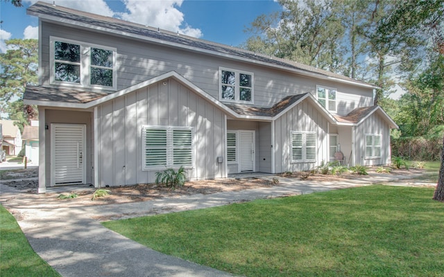 view of front of home featuring a front yard