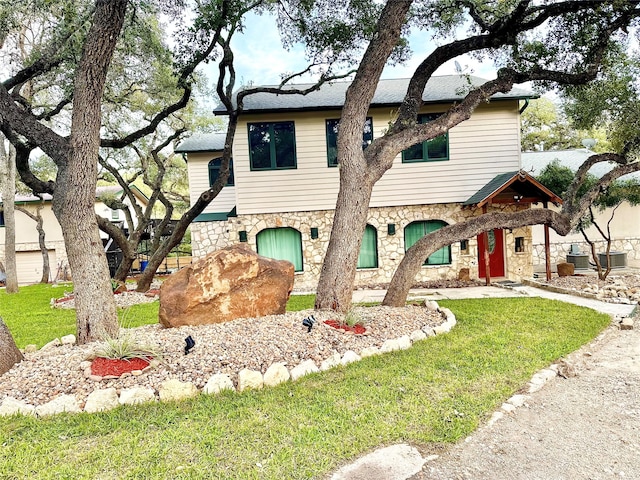 view of front facade with a front lawn