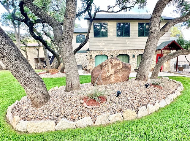 view of front of house with a front yard and a patio area