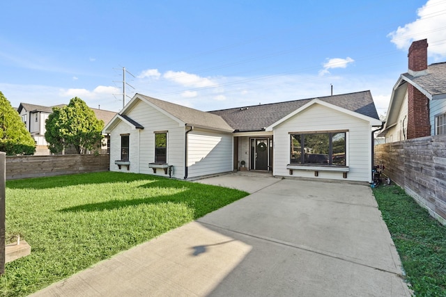 single story home featuring a front lawn