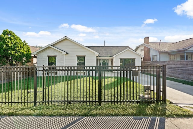 view of front of house featuring a front yard