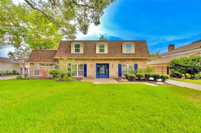 view of front facade featuring a front yard