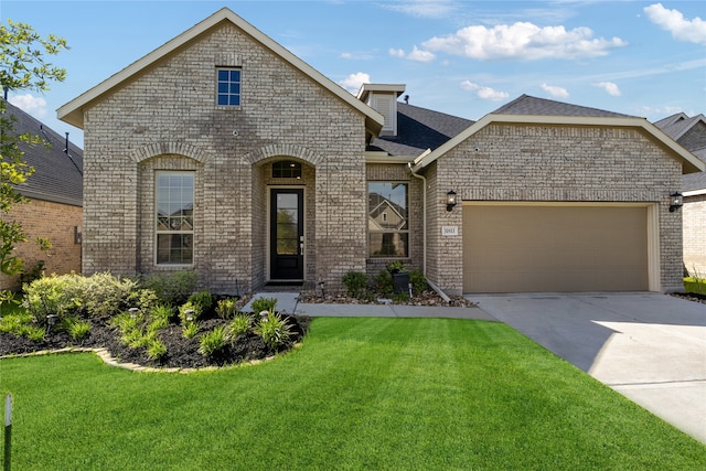 view of front facade featuring a front yard and a garage