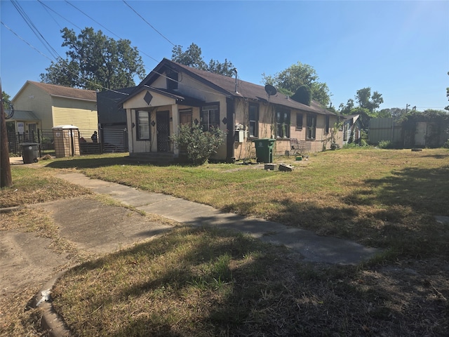 view of front of property featuring a front lawn