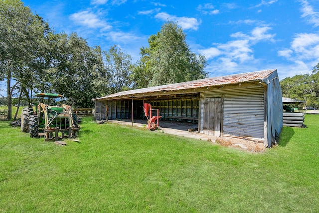 view of yard featuring an outdoor structure