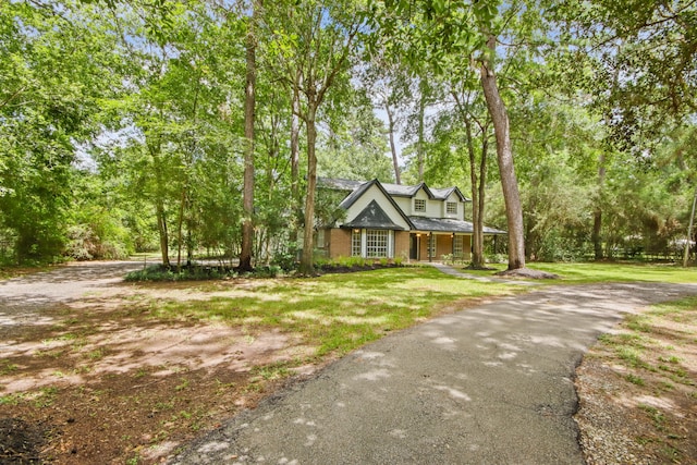 view of front of property featuring a porch and a front lawn