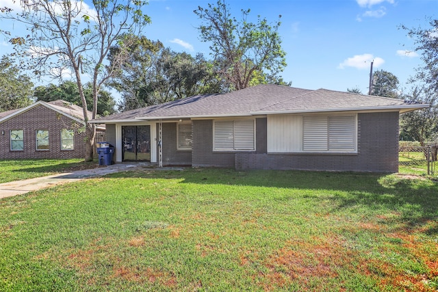 ranch-style home featuring a front lawn