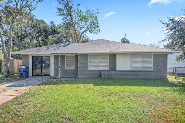 single story home with a front yard