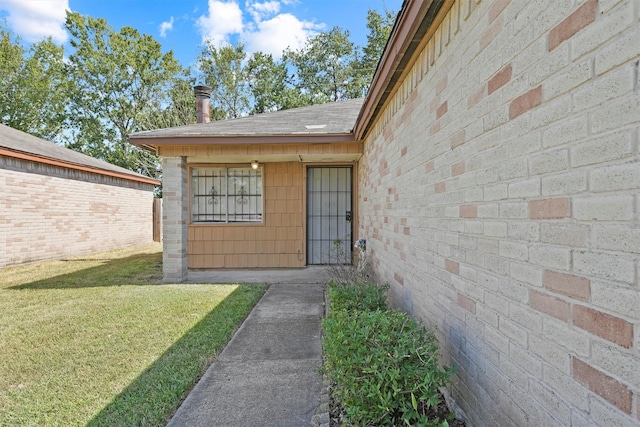 property entrance featuring a yard