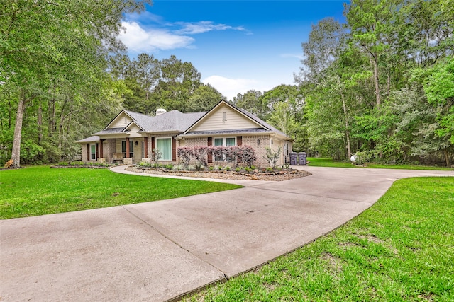 single story home with a front lawn