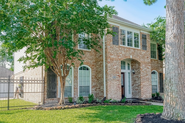 view of front of home featuring a front yard