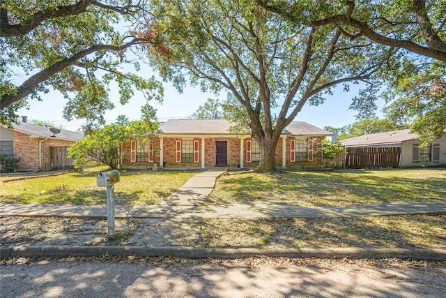 single story home featuring a front lawn