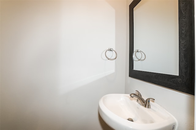 bathroom featuring sink