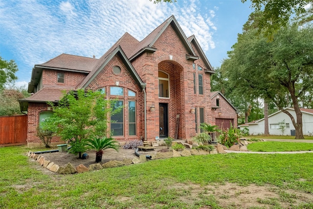 view of front of home featuring a front yard