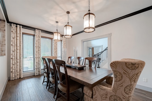 dining space with crown molding, a chandelier, and dark hardwood / wood-style floors