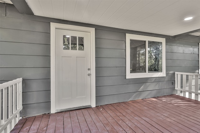 property entrance featuring a deck