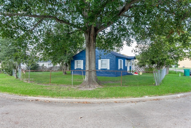 view of front facade featuring a front lawn