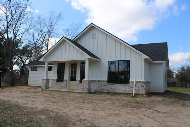 view of front of property featuring covered porch