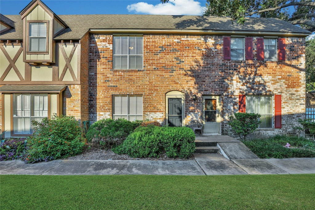 view of front facade featuring a front yard