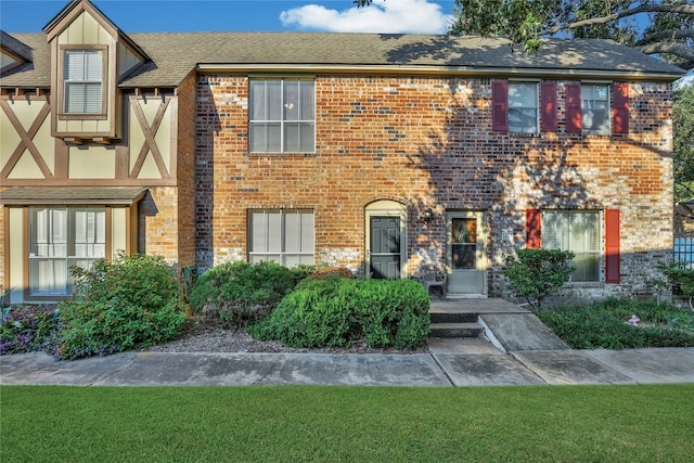 view of front facade featuring a front yard