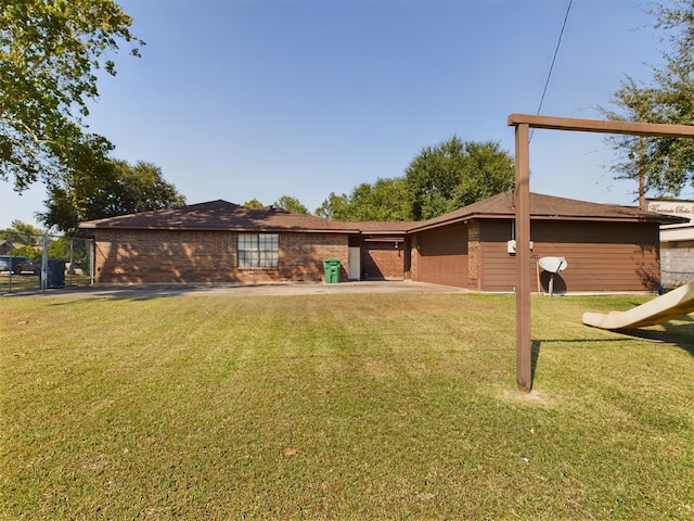 view of front of property featuring a front yard and a garage