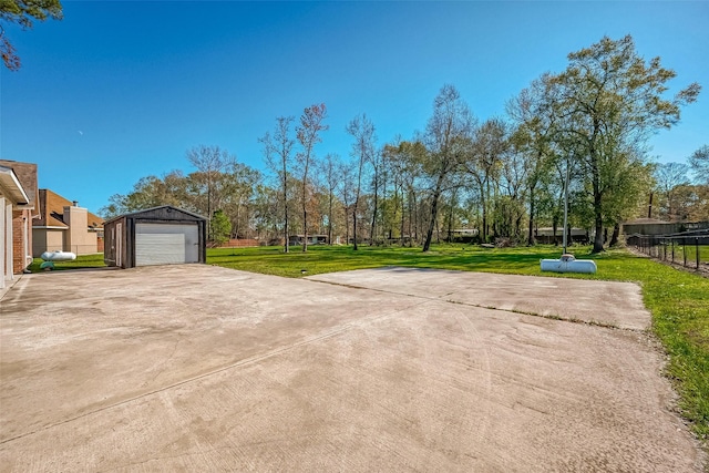 view of yard featuring a garage and an outdoor structure