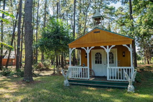 exterior space featuring a front yard