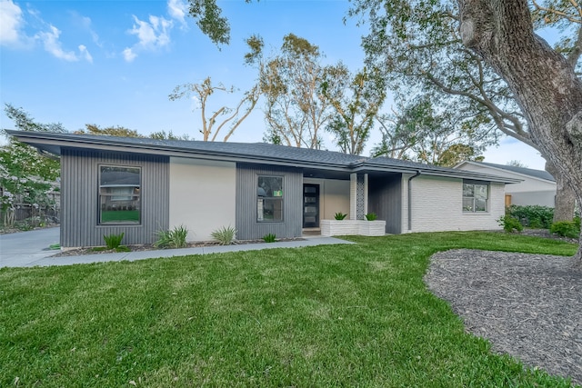 ranch-style home featuring a front lawn