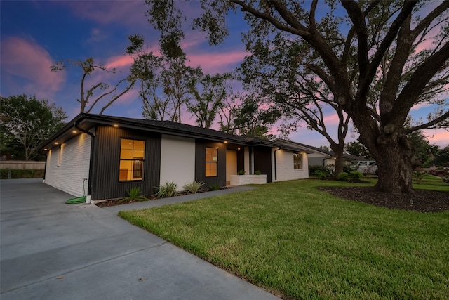 single story home featuring a yard