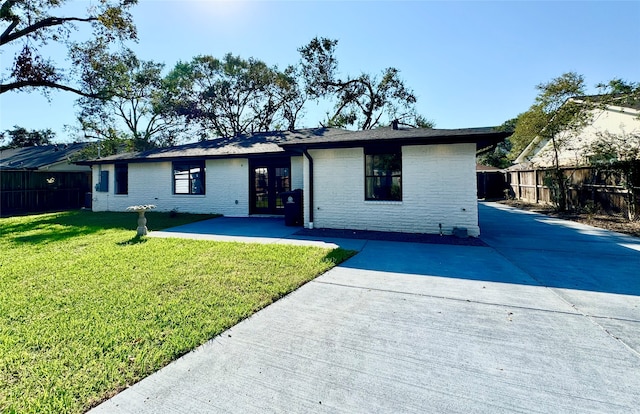 single story home with a front lawn