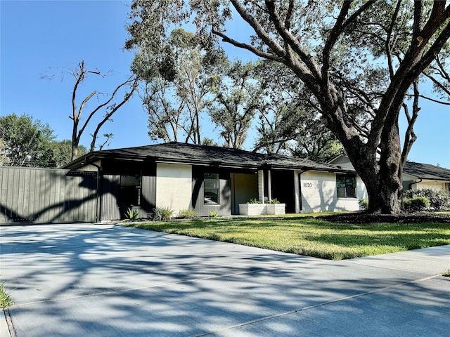 view of front facade with a front lawn