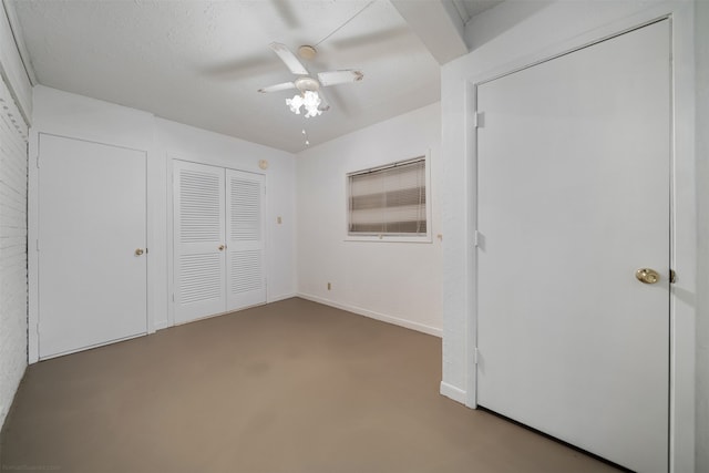 unfurnished bedroom with ceiling fan and a textured ceiling