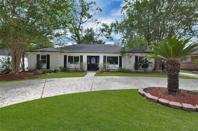 single story home featuring a front lawn