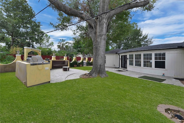 view of yard featuring a patio area