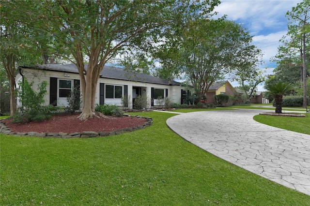 ranch-style home featuring a front lawn