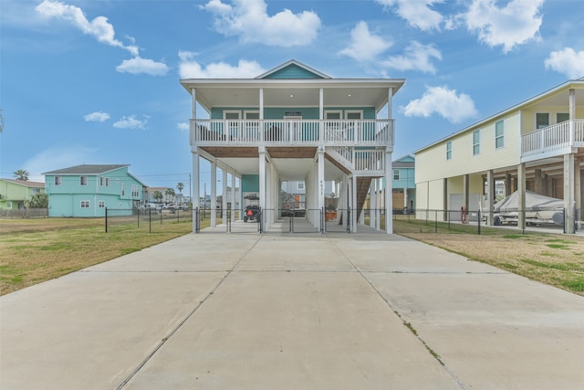 view of front of house with a porch, a front lawn, and a carport