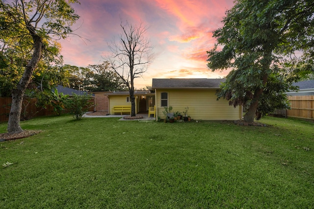 view of yard at dusk